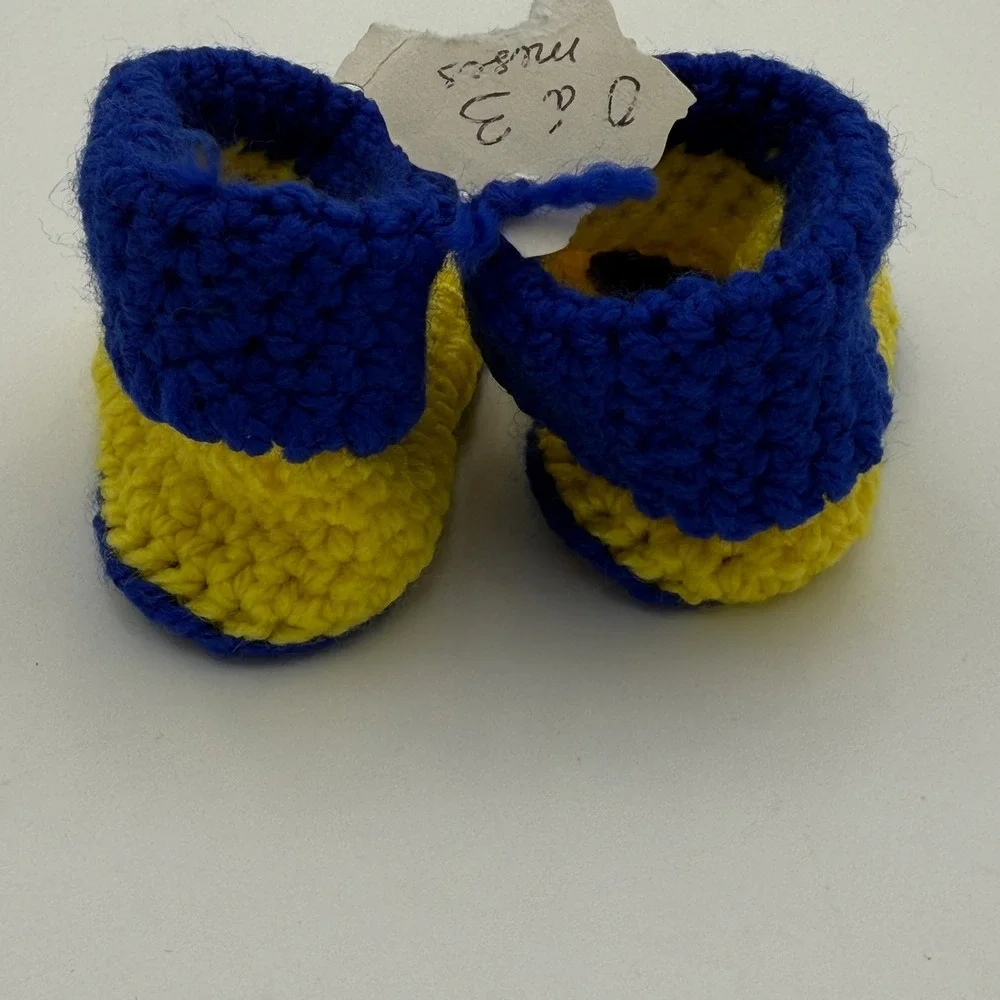 Handmade‎ Crochet Baby Minion Beanie Hat and Booties Set Yellow Blue 0-3 Months